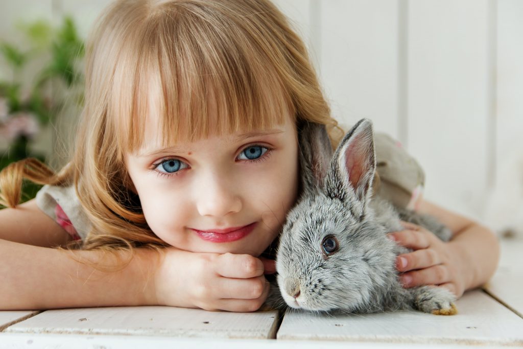 conejo y niña animal tótem